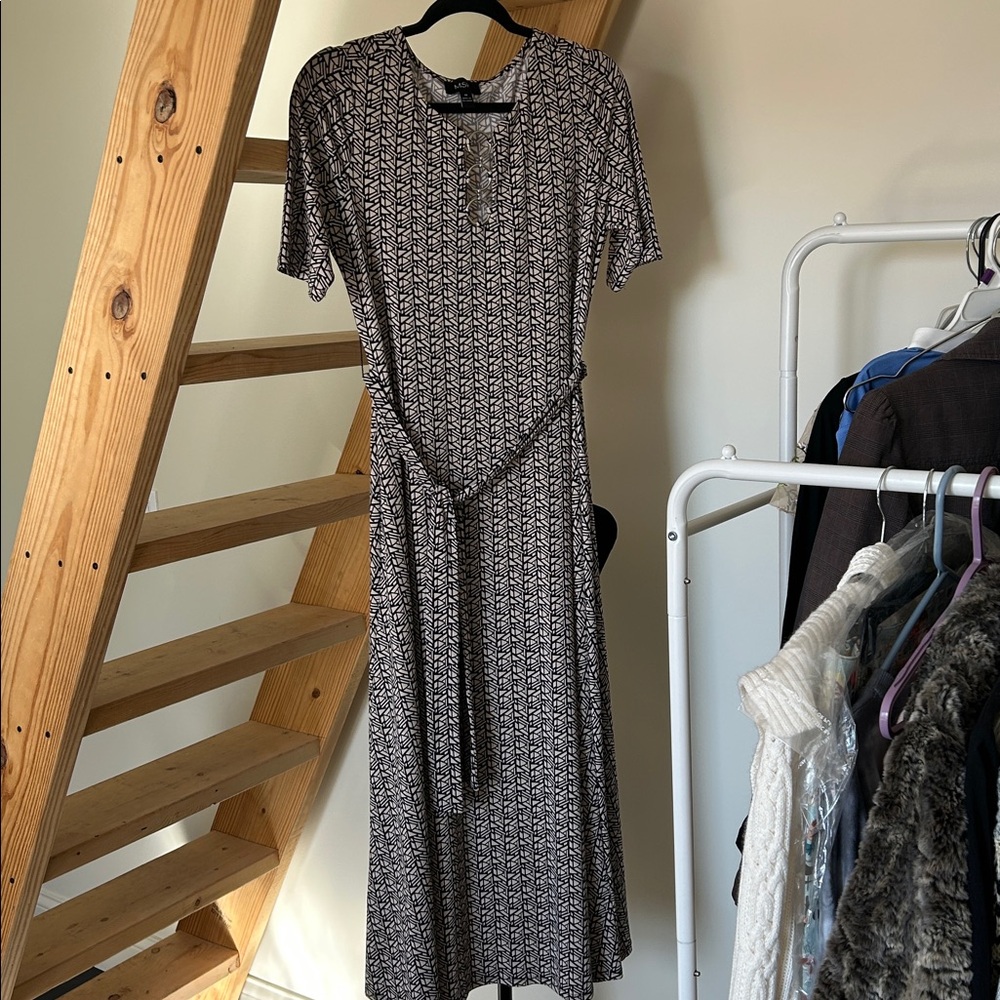 MSK monochromatic. A-line Mid- length, geometric design size M NWOT